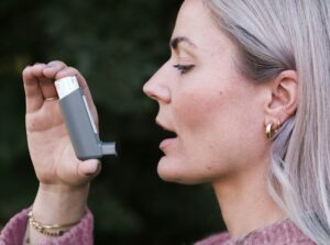 Image of a woman with an asthma inhaler
